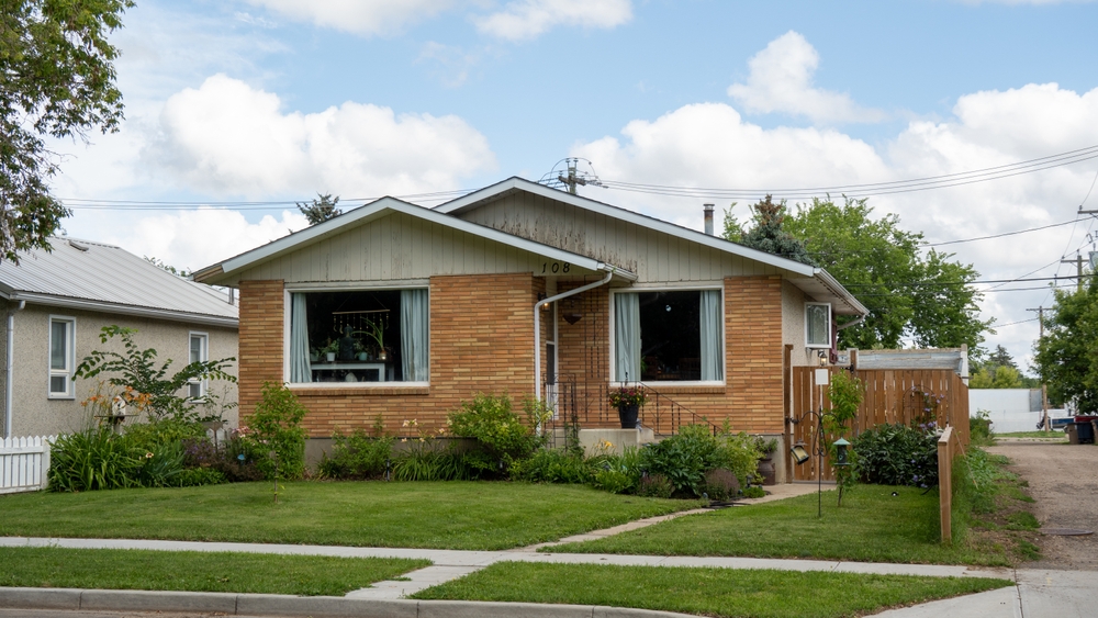 Distressed building in San Diego county - Kings Beach Residential Brick residential home in San Diego in need of repairs - Kings Beach Residential